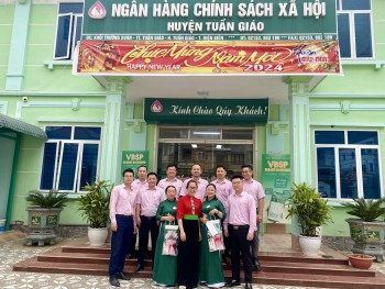 Công đoàn bộ phận Ngân hàng chính sách xã hội huyện Tuần Giáo tổ chức tọa đàm gặp mặt chào mừng ngày Quốc tế phụ nữ (08/03)