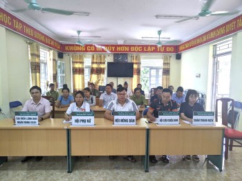 Ngân hàng Chính sách xã hội Tuần Giáo triển khai phiên giao dịch đầu tiên tại điểm giao dịch Mùn Chung xã Mường Mùn  sau sáp nhập.