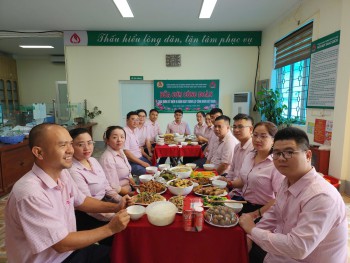 Ấm áp “Bữa cơm Công đoàn” Ngân hàng CSXH Tuần Giáo